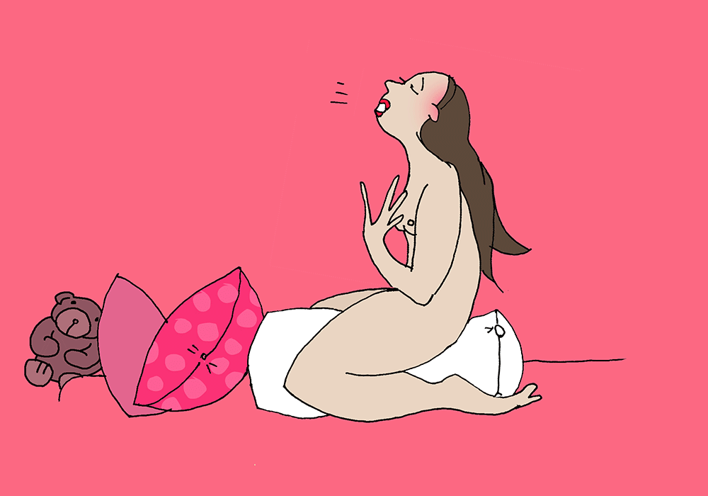 Eine nackte Frau kniet mit einem Kissen zwischen ihren Beinen. Sie schaukelt ihr Becken nach vorne und hinten. Dabei atmet sie ein und aus.