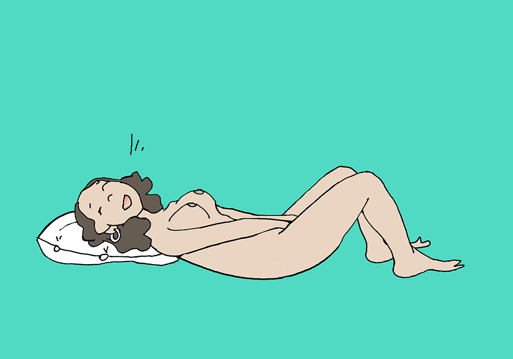 Eine nackte Frau liegt mit angewinkelten Beinen auf dem Rücken. Sie hat beide Hände auf ihrem Geschlecht. Sie schaukelt ihr Becken vor und zurück. Dabei atmet sie ein und aus.