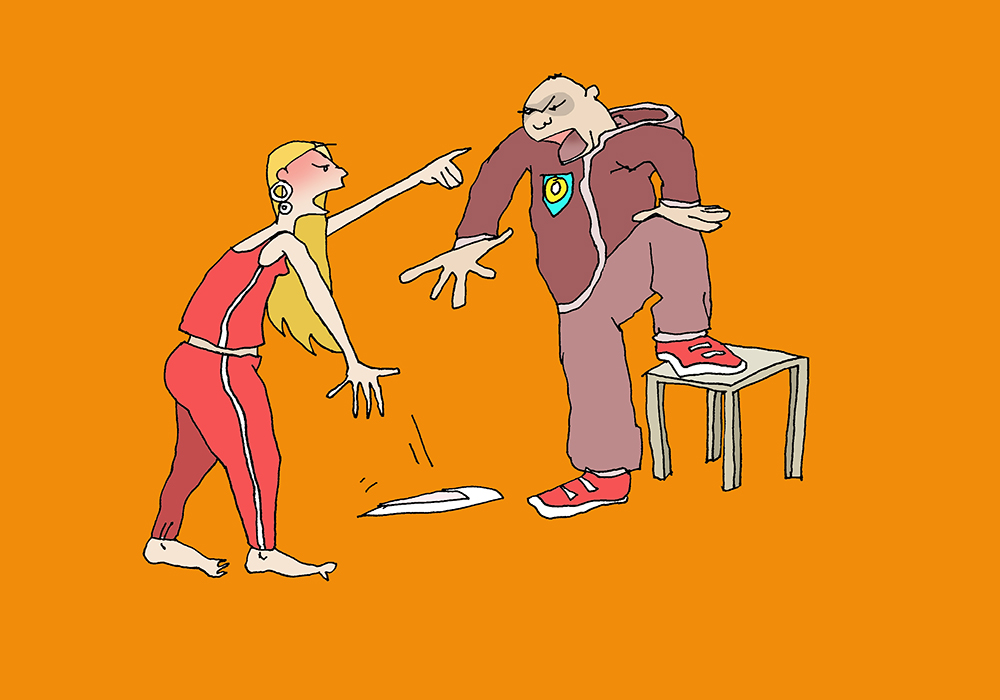 Eine Frau und ein Mann streiten, sie wirft einen Teller auf den Boden