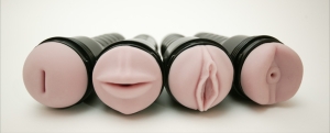 Fleshlight Masturbatoren, die künstliche(n) Vagina, Mund oder Anus zeigen, in die ein Mensch seinen Penis einführen kann.