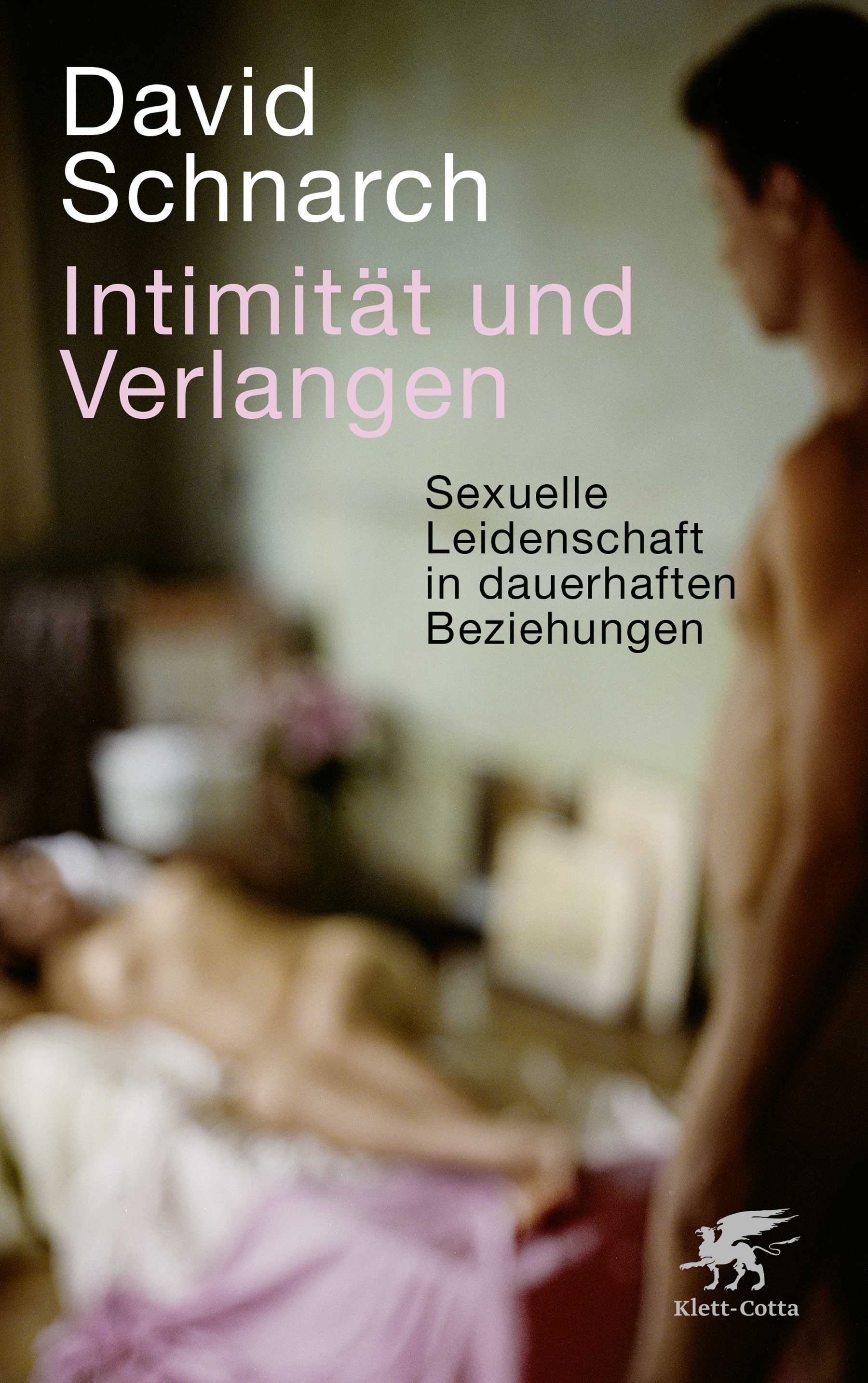 Buchcover Intimität und Verlangen von David Schnarch. Verschwommen zu sehen ist eine nackte Frau auf dem Bett und ein nackter Mann, der in etwas Entfernung vor ihr steht.