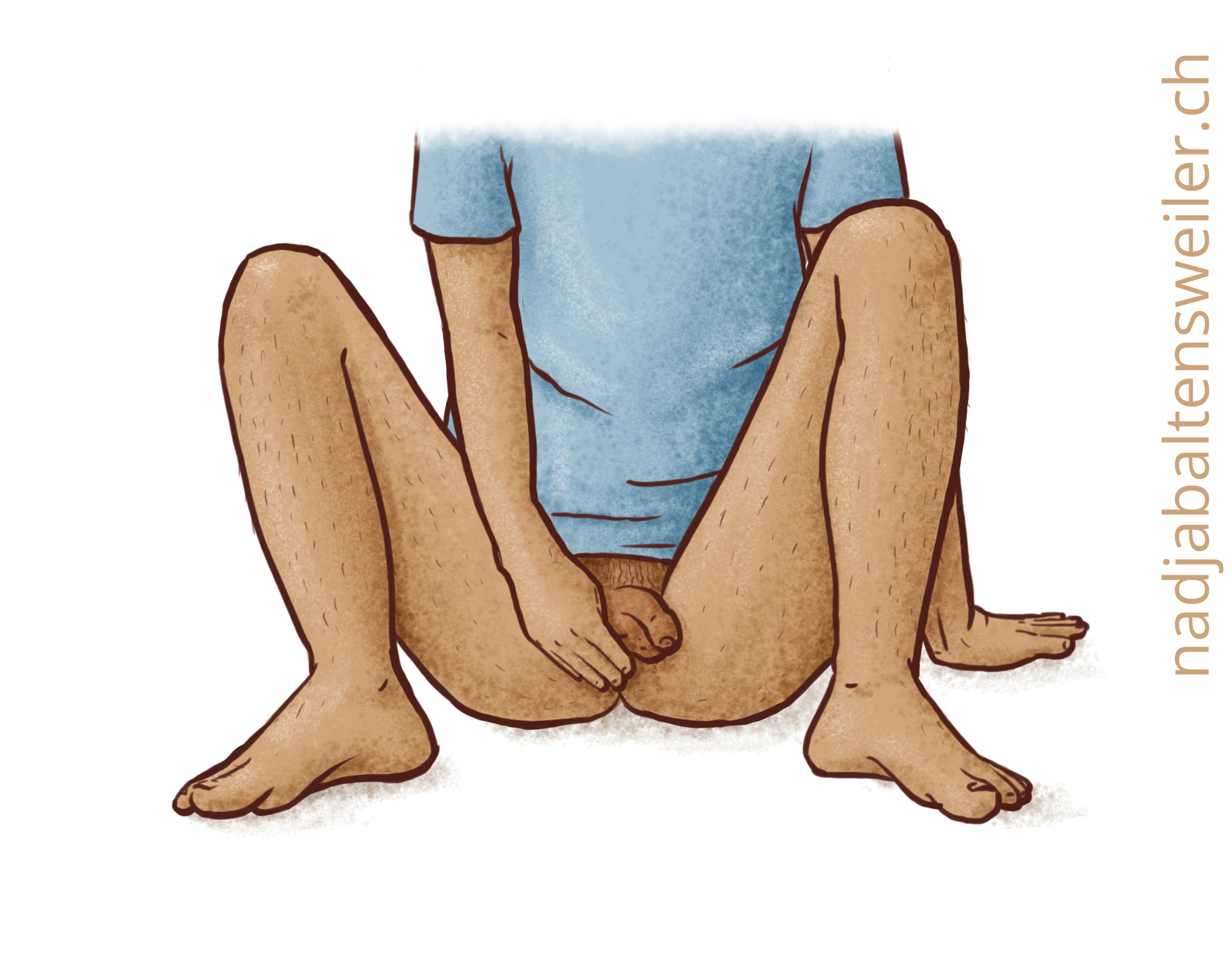 Eine Person mit Penis, die ein T-Shirt trägt und keine Unterhose. Sie sitzt auf dem Boden, hat die Beine angewinkelt und berührt mit der rechten Hand den Hoden.